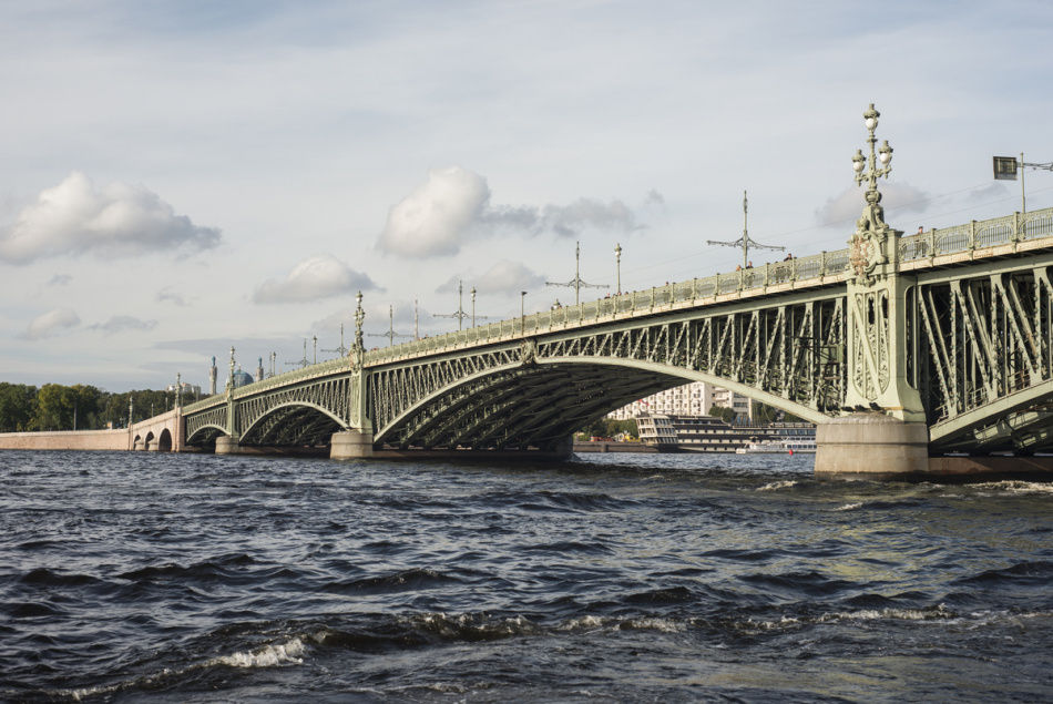 Троицкий мост в эту пятницу озарит праздничная подсветка